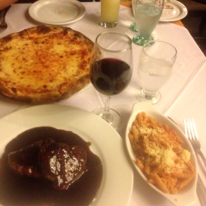 Medallones de lomito a la marsala y pizza margarita