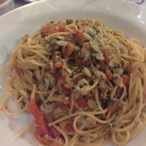 Pasta a la vongole y tomate