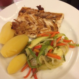 Fillet de pescado blanco con papas al vapor y vegetales salteados