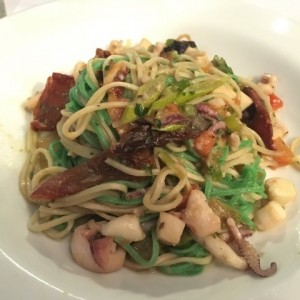 pasta con tomates secos, esparragos, calamares ... atrevido! esperaba mas