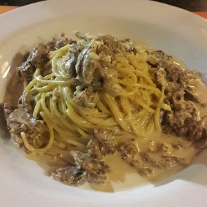 Pasta con salsa blanca y lomito