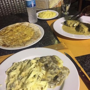 Cartoccio de lomito con pasta larga y en salsa de pimienta 