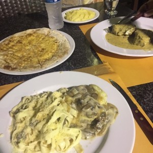 cartoccio de lomito con pasta larga y lomito en salsa de pimienta