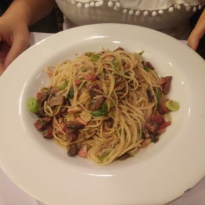 Linguini con lomito y hongos al olio