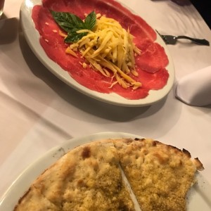 focaccia y carpaccio de lomito