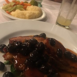 lomo de cerdo con pure y vegetales