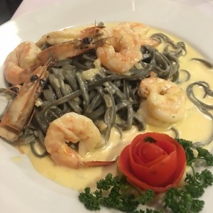 Tagliatelli continta de calamar y langostinos