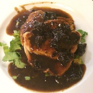 lomo de pollo en salsa de durazno y ciruelas