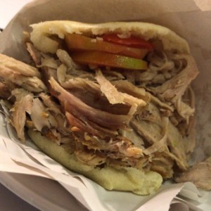 arepa con pernil y tomate