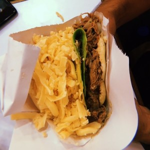 Arepa de carne con queso amarillo