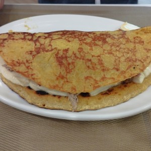 Cachapas con pernil y queso de mano.