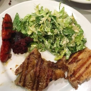 mira de parrilla mixta con ensalada cesar