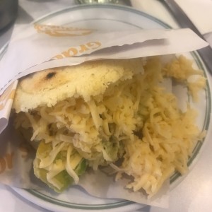 arepa de reina pepiada y queso amarillo