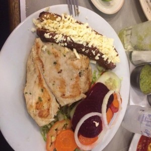 pollo a la parrilla, ensalada fresca y platano com queso 