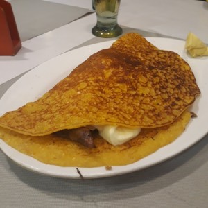 Cachapa con Pernil y Queso de Mano