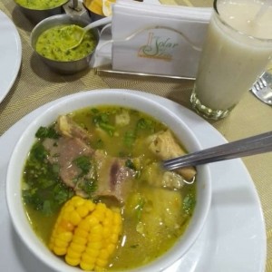 cruzado de carne y pollo y jugo de guanabana
