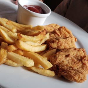 Nuggets de pollo con papas