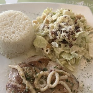 Filet de dorado al ajillo con calamares y 2 contornos