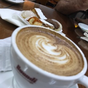miloja, eclair de chocolate, vainilla y caramelo