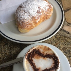 cappuchino y dulce de crema pastelera