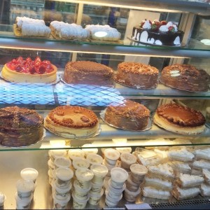 cannolis, tortas de arequipe, cheesecake