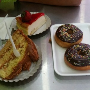 Torta de arequipe, cheescake y donas