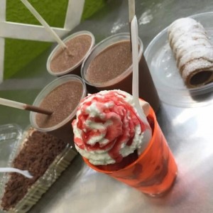 fresas con crema, cannolis, negro en camisa y toddy ?