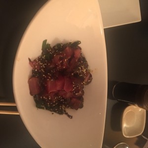 Ensalada Nuta. Atun con algas y salsa Ponzu