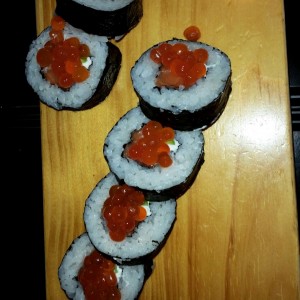 alaska roll con huevas de salmon