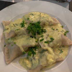 Raviolis rellenos de camarones en salsa curry