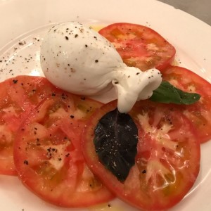 Burrata con albahaca thai