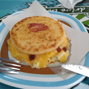 arepa de guayanés, cheddar y tocineta
