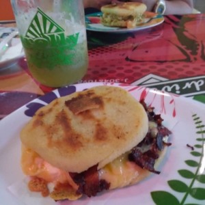 Arepas - Quesera con Tocineta