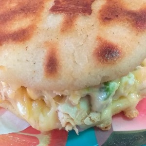 reina con queso amarillo