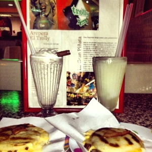 Queseras con tocineta. Merengada de oreo y limonada Frappe. 