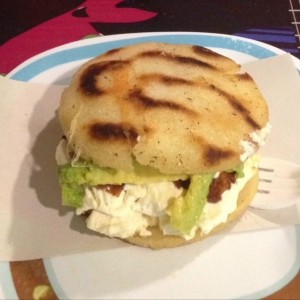 Arepa de Queso Crema con Tocineta y Aguacate