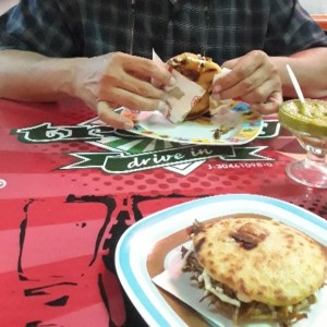 Arepa quesera con carne