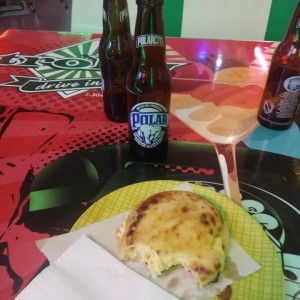 arepa con queso amarillo y tocineta