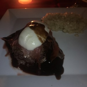 lomito envuelto de jamon serrano y queso con risotto a la parmesana