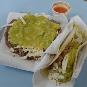 Tostada Especial de carne y Taco de cerdo con queso y guacamole, no se pierdan el picante