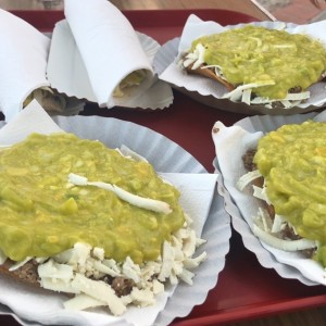 tostadas especiales de carne y taco especial de pollo 