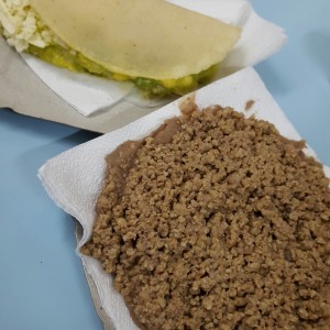 Tostada de carne, taco de pollo