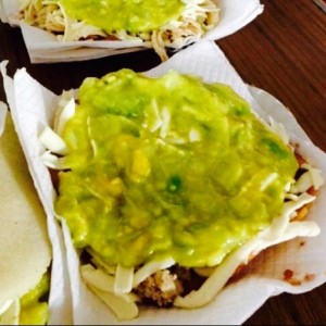 tostada de pollo, queso y guacamole