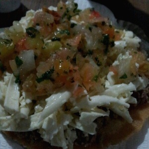 Tostada de carne con queso y ensalada
