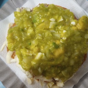 Tostada de cochino queso y guacamole 