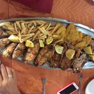 Pargo frito con todtones y papas