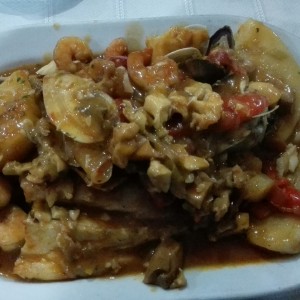 caldeirada de robalo con mariscos