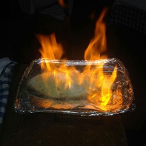 Flameado de Pargo a la Sal, cerca de la mesa