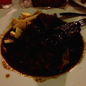 Cordero encendido con papas