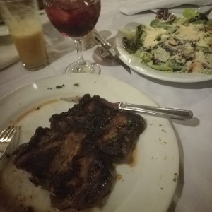 churrasco, ensalada cesar tinto verano